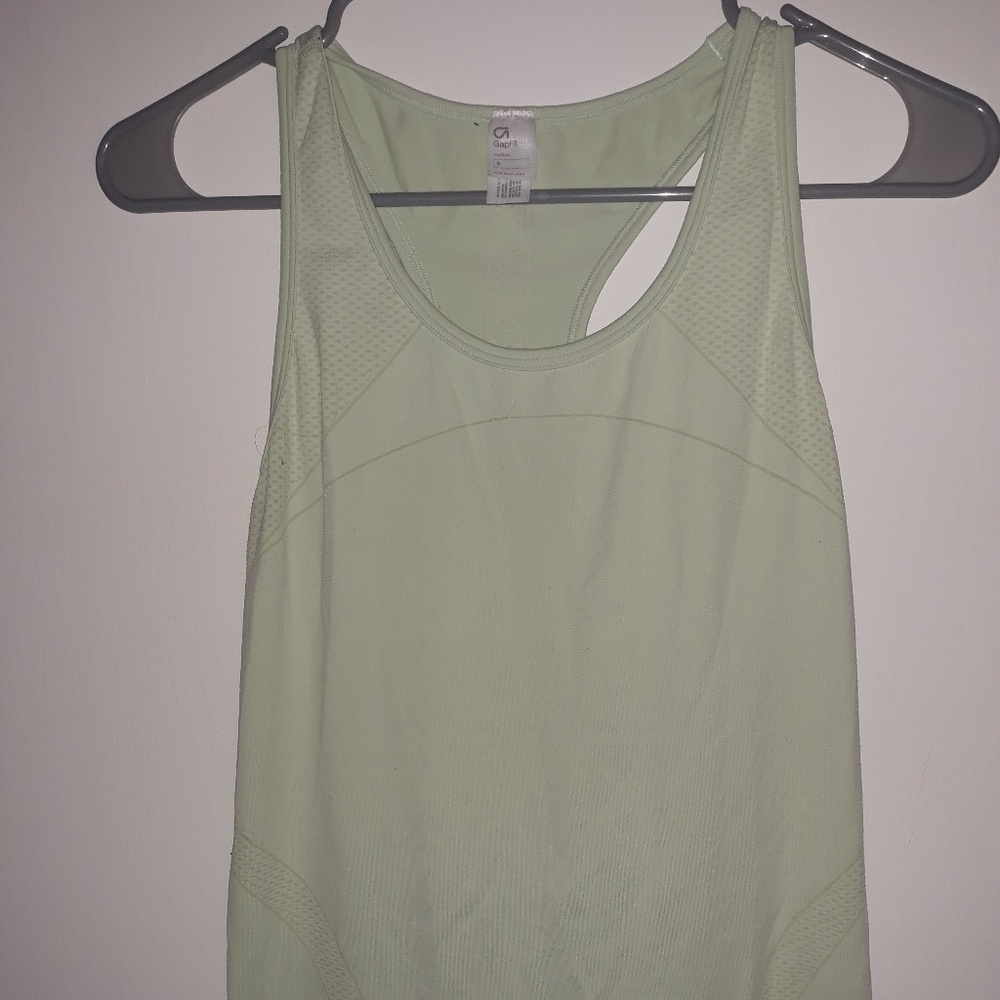 Gap fit sleeve less shirt